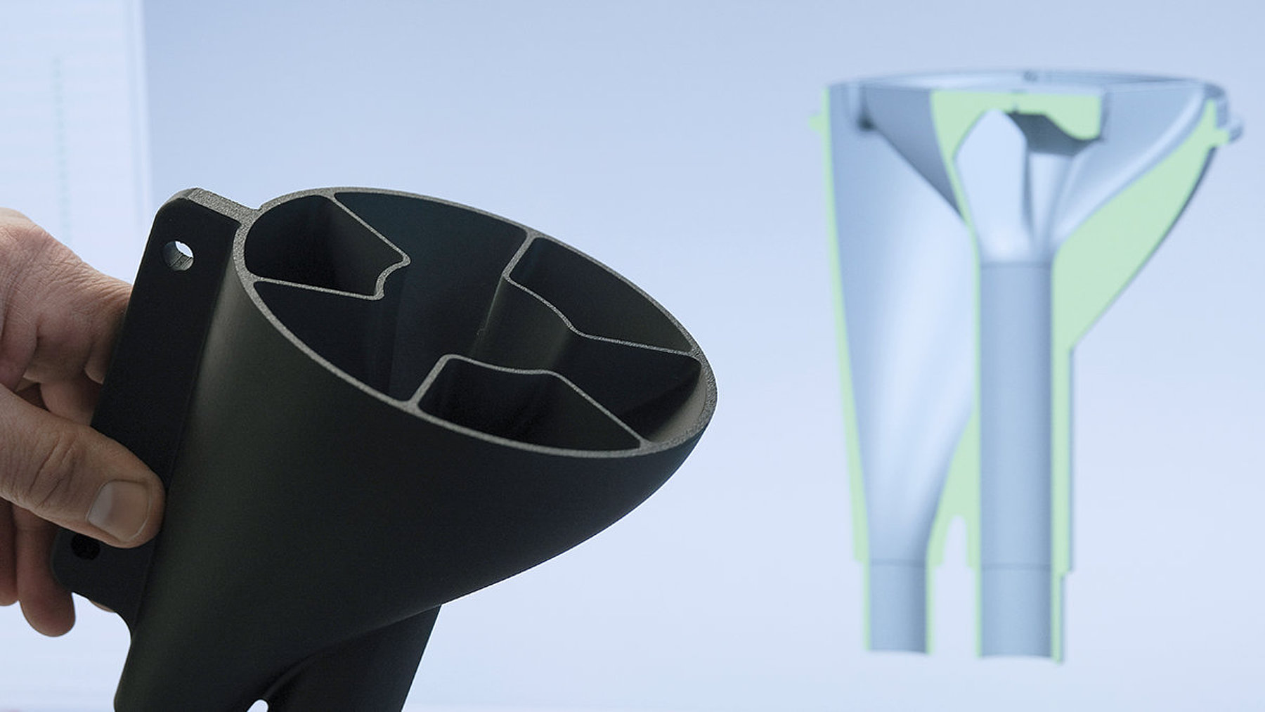 schwarzer Einfülltrichter, der mit einem 3-D Drucker produziert wurde